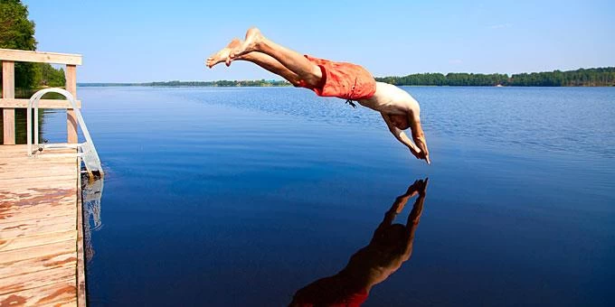 Τι μπορεί να αλλάξει πάνω μας θεαματικά μετά από μια βουτιά στη θάλασσα